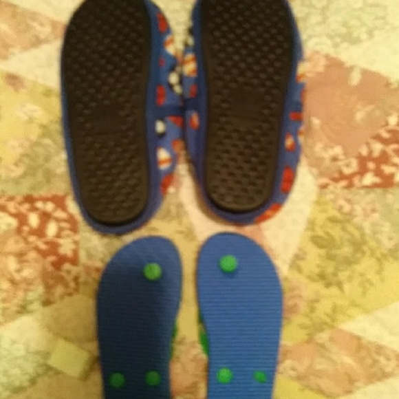 2 Pairs of Boys Shoes/ Flip Flops & Slippers - Picture 2 of 3